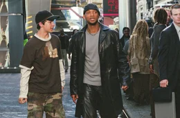 Del Spooner (Wil Smith, r.) erh&auml;lt von Farber (Shia LaBeouf) wichtige Hinweise, die den Mordfall aufkl&auml;ren k&ouml;nnten.