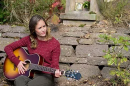 ARD Degeto WENN'S UM LIEBE GEHT, am Freitag (28.06.19) um 20:15 Uhr und um 01:10 Uhr im ERSTEN. Laura (Inez Bj&oslash;rg David) hat ein besonderes Talent als S&auml;ngerin und Songschreiberin &copy; ARD Degeto/Marie Wiesler, honorarfrei - Verwendung gem&auml;&szlig; der AGB im engen inhaltlichen, redaktionellen Zusammenhang mit genannter Degeto-Sendung und bei Nennung "Bild: ARD Degeto/Marie Wiesler" (S2+). ARD Degeto/Programmplanung und Presse, Tel: 069/1509-335, degeto-presse@degeto.de