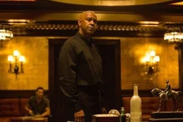 Robert 'Bob' McCall (Denzel Washington).