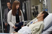 House (Hugh Laurie, li.) ist alles andere als begeistert, als er die Medizinstudentin Martha (Amber Tamblyn) bei seinem Patienten Joe Dugan (Jack Coleman) vorfindet.