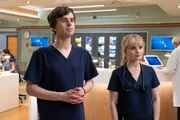 Dr. Shaun Murphy (Freddie Highmore, l.) und Dr. Charlotte Lukaitis (Kayla Cromer)