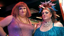 Die Dragqueens Betty B&uuml;cKse und Kaey feiern ein letztes Mal im "SchwuZ".