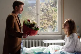 ARD Degeto WENN'S UM LIEBE GEHT, am Freitag (28.06.19) um 20:15 Uhr und um 01:10 Uhr im ERSTEN. Vincent (Maxim Mehmet) besucht Laura (Inez Bj&oslash;rg David) im Krankenhaus. &copy; ARD Degeto/Marie Wiesler, honorarfrei - Verwendung gem&auml;&szlig; der AGB im engen inhaltlichen, redaktionellen Zusammenhang mit genannter Degeto-Sendung und bei Nennung "Bild: ARD Degeto/Marie Wiesler" (S2+). ARD Degeto/Programmplanung und Presse, Tel: 069/1509-335, degeto-presse@degeto.de
