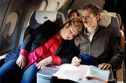 Rabiye Kurnaz (Meltem Kaptan) und Bernhard Docke (Alexander Scheer) im Flugzeug nach Washington