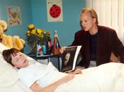 MDR Fernsehen IN ALLER FREUNDSCHAFT FOLGE 41, "Neue Besen kehren gut", am Dienstag (13.03.12) um 12.30 Uhr. Dieter Paulsen (Holger Handtke) m&ouml;chte aus seinem Sohn Mathias (Roman Remer) einen erfolgreichen S&auml;nger machen. Das bedeutet f&uuml;r den Zehnj&auml;hrigen jeden Tag mindestens drei Stunden Gesang mit seinem Vater &uuml;ben. Selbst im Krankenhaus l&auml;sst der Vater seinen Sohn nicht zur Ruhe kommen.