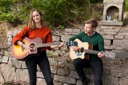 ARD Degeto WENN'S UM LIEBE GEHT, am Freitag (28.06.19) um 20:15 Uhr und um 01:10 Uhr im ERSTEN. Laura (Inez Bj&oslash;rg David) l&auml;sst sich darauf ein, mit Vincent (Maxim Mehmet) f&uuml;r den Contest zu proben. &copy; ARD Degeto/Marie Wiesler, honorarfrei - Verwendung gem&auml;&szlig; der AGB im engen inhaltlichen, redaktionellen Zusammenhang mit genannter Degeto-Sendung und bei Nennung "Bild: ARD Degeto/Marie Wiesler" (S2+). ARD Degeto/Programmplanung und Presse, Tel: 069/1509-335, degeto-presse@degeto.de