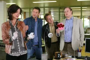 Am Tatort stellt Pathologin Dr. Eckstein (Petra Einhoff, l.) gegen&uuml;ber den Kollegen (Igor Jeftic, 2.v.l.; Max M&uuml;ller, 2.v.r.; Michael A. Grimm, r.) fest, dass das Opfer vergiftet wurde.
