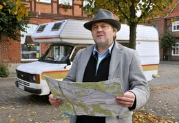 Hubertus Hobbs (Jan-Gregor Kremp) ist vom Weg abgekommen.
