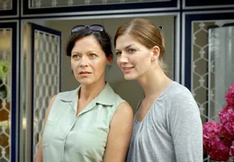 ARD EIN UNVERBESSERLICHER DICKKOPF, Deutschland 2007, Regie Michael Faust, am Freitag (08.07.11) um 20:15 Uhr im Ersten. Claire (Nina Bott, re.) stellt ihrer Mutter Annette (Angela Roy) ihren eigenwilligen Vermieter vor.