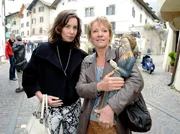 ARD DIE TR&Ouml;DELQUEEN - GELEGENHEIT MACHT LIEBE, Deutschland 2011, Regie Matthias Tiefenbacher, am Freitag (08.04.11) um 20:15 Uhr und am Dienstag (12.04.11) um 10:30 Uhr im Ersten. Die kunstsinnige Elisabeth (Katharina M&uuml;ller-Elmau, li.) begutachtet skeptisch eine antike Statue, die Andrea (Mariele Millowitsch) auf einem italienischen Markt erworben hat.