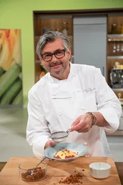 Hans J&ouml;rg Bachmeier kocht im Studio.