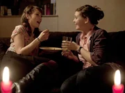 Feli (Sabrina Wollweber, re.) und Frau Levin (Janina Elkin, li.) kochen sogar am Abend zusammen. Zu viel N&auml;he als Lehrerin und Sch&uuml;lerin?