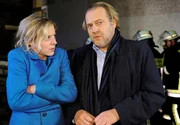 Katrin Dobisch (Bernadette Heerwagen) hat Hubertus Hobbs (Jan-Gregor Kremp) das Leben gerettet. Weiteres Bildmaterial finden Sie unter www.br-foto.de.