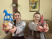 Sara und Lena lieben Pferde. Die beiden haben sich durchs Voltigieren kennengelernt und wollen ihren Reitabzeichen-Tag unter dem Motto "Pferd" feiern. Sara und Lena lieben Pferde. Die beiden haben sich durchs Voltigieren kennengelernt und wollen ihren Reitabzeichen-Tag unter dem Motto "Pferd" feiern.