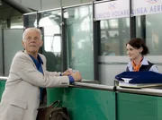 Gerade als Otto (Rolf Becker) seinen Flug umbuchen will, macht ihn die Dame am Airlineschalter (Julia Becker) darauf aufmerksam, dass gerade eine Durchsage zu h&ouml;ren ist, die wohl ihm gilt. Otto erkennt Charlottes Stimme, die ihm &uuml;ber die Lautsprecher einen Heiratsantrag macht.