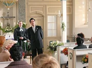 Philipp Brentano (Thomas Koch, re.), der Pfarrer (Tobias Schulze, li.) und die Hochzeitsg&auml;ste warten darauf, dass die Braut in die Kirche gef&uuml;hrt wird.