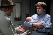 l-r: Dr. Aaron Glassman (Richard Schiff), Dr. Shaun Murphy (Freddie Highmore)