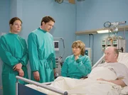 Astrid Amman (Svenja Pages, li.) droht ihrem Mann Heiko Amman (Stefan Gebelhoff, 2.v.li.), ihn anzuzeigen, falls er sich nicht selbst stellt.