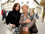 Die kunstsinnige Elisabeth (Katharina M&uuml;ller-Elmau, li.) begutachtet skeptisch eine antike Statue, die Andrea (Mariele Millowitsch) auf einem italienischen Markt erworben hat.