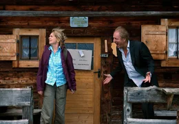 Alfons (G&uuml;nther Maria Halmer) ist au&szlig;er sich, dass die Bergh&uuml;tte, in der er und Hannah (Gisela Schneeberger) Zuflucht vor einem Sturm suchen wollten, geschlossen ist.