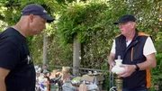 S11E40: Michael, Lothar und Schlatze sammeln Sachspenden f&uuml;r einen Flohmarkt in Karlsruhe. Der Erl&ouml;s geht an eine Kinderkrebsstation. Mit einer Ansprache erkl&auml;rt der selbstst&auml;ndige Hausmeister das Ziel. Die gespendeten Waren sind sehr gefragt.