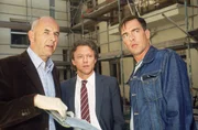 Der Gerichtsmediziner Dr. Duhler (Klaus Schindler, li.) erkl&auml;rt Oberstaatsanwalt Kampen (Axel Pape) und Kommissar Bonhoff (Wolfgang Krewe, re.) die ersten Erkenntnisse seiner Untersuchungen.