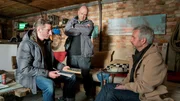 Bernhard Brinkhaus (Thomas Dannemann, r.) macht sich verd&auml;chtig: Theos Vater Sven Jacobsen (Robert Gallinowski, M.) ruft Rainer Witt (Till Firit, l.) zur Hilfe.