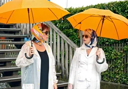 Auch bei Wind und Wetter machen Hannah (Gisela Schneeberger, rechts) und Margot (Rita Russek) sich auf die Suche nach Margots untreuem Ehemann.