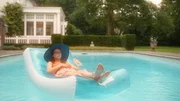 Floor (Bobbi Mulder) stellt sich vor, wie sie im Pool bei Margot zuhause chillt.