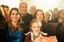 ARD Degeto WENN'S UM LIEBE GEHT, am Freitag (28.06.19) um 20:15 Uhr und um 01:10 Uhr im ERSTEN. Nina (Cristina do Rego, li.), Ronja (Emilia Pieske, vorne), Paul (Peter Sattmann) und Rita (Lina Wendel) verfolgen begeistert Lauras Auftritt beim Contest. &copy; ARD Degeto/Marie Wiesler, honorarfrei - Verwendung gem&auml;&szlig; der AGB im engen inhaltlichen, redaktionellen Zusammenhang mit genannter Degeto-Sendung und bei Nennung "Bild: ARD Degeto/Marie Wiesler" (S2+). ARD Degeto/Programmplanung und Presse, Tel: 069/1509-335, degeto-presse@degeto.de
