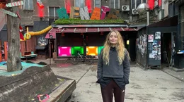Zoe Eulental, Leiterin des Clubs "Renate".