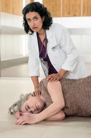 Mitten in einer offenen Aussprache bricht Leylas (Sanam Afrashteh, h.) Mutter Badri (Brigitte Karner, v.) pl&ouml;tzlich zusammen.