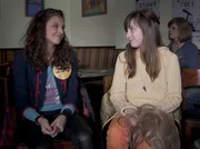 Beste Freundinnen: Liz (Viktoria Krause, re.) wartet mit Annika (Alexandra Schiller, li.) auf "Nikas Auftritt" zur STIMME 2011.