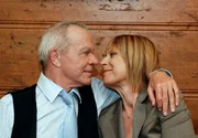 In Erinnerung an alte Zeiten kommen sich Werner (Dirk Galuba, l.) und Charlotte (Mona Seefried, r.) gef&auml;hrlich nahe.
