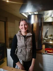 Bremsertour Ingolstadt und Krassolzheim. Weinprinzessin Anne I. (Anne G&uuml;mpelein) hilft beim Familienbetrieb auf dem Weinhof Grosch in Krassolzheim in der K&uuml;che mit.