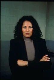 Die zust&auml;ndige Bundesstaatsanw&auml;ltin Claudia Williams (Pam Grier) schirmt den Vater des Verd&auml;chtigen von den Detectives ab, da dieser sich im Zeugenschutzprogramm des FBI befindet. Doch es dauert nicht lang, bis die Russen-Mafia auf seine Spur kommt.