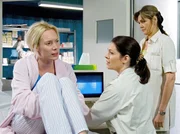 MDR Fernsehen IN ALLER FREUNDSCHAFT FOLGE 289, "Mann gegen Mann", am Mittwoch (24.04.13) um 11:45 Uhr. Dr. Elena Eichhorn (Cheryl Shepard, mi.) und Schwester Yvonne (Maren Gilzer, re.) untersuchen Anne Schmidt (Feo Aladag, li.), die &uuml;ber Schmerzen klagt.