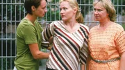 Ariane (Katharina Zapatka, , Mi.) sucht Zustimmung bei Ilse (Christiane Reiff, re.) mit ihren L&auml;stereien &uuml;ber Uschi. Ilse ist von der Ann&auml;hrung nicht sehr begeistert. Unvermuteterweise bekommt Ilse sogar Sch&uuml;tzenhilfe von Sascha (Barbara Sotelsek).