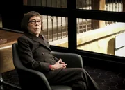 Henrietta Lange (Linda Hunt)