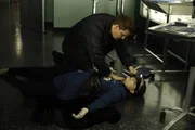 Booth (David Boreanaz) findet Brennan (Emily Deschanel) leblos im Labor, offenbar wurde auf sie geschossen...