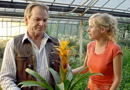Balthasar (Fritz Wepper) erz&auml;hlt seiner Tochter Maxi (Jasmin Schwiers), dass er schweren Herzens die G&auml;rtnerei schlie&szlig;en muss.; hr-fernsehen EIN UNVERBESSERLICHER DICKKOPF, Spielfilm, Deutschland 2007, Regie: Michael Faust, am Montag (18.11.24) um 14:30 Uhr. Balthasar (Fritz Wepper) erz&auml;hlt seiner Tochter Maxi (Jasmin Schwiers), dass er schweren Herzens die G&auml;rtnerei schlie&szlig;en muss. &copy; HR/Degeto/Martin Menke, honorarfrei - Verwendung gem&auml;&szlig; der AGB im engen inhaltlichen, redaktionellen Zusammenhang mit genannter HR-Sendung bei Nennung "Bild: HR/Degeto/Martin Menke" (S2). HR/Pressestelle, Tel: 069/155-4954