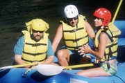 Al (Richard Karn, l.), Tim (Tim Allen) und Heidi (Debbe Dunning) wagen einen Wildwasser-Rafting-Trip auf dem Whitewater-Fluss.