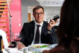 Holt zum Gegenschlag aus: Robert G&uuml;nther (Sven Martinek) ...