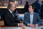 l-r: Dr. Aaron Glassman (Richard Schiff), Dr. Shaun Murphy (Freddie Highmore) l-r: Dr. Aaron Glassman (Richard Schiff), Dr. Shaun Murphy (Freddie Highmore)