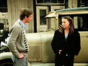 An der Bushaltestelle lernt John-Boy (Richard Thomas, l.) ein M&auml;dchen kennen, das sich als Muffin Maloney (Vicki Schreck, r.) ausgibt und eine r&uuml;hrende Geschichte erz&auml;hlt, die schlie&szlig;lich John-Boy dazu bewegt, ihr mit etwas Geld auszuhelfen ...