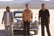 Dough, Phil (Bradley Cooper, r.), Stu (Ed Helms, M.) und Alan (Zach Galifianakis, l.) machen sich auf nach Las Vegas. Es soll ein rauschender Junggesellenabschied f&uuml;r Doug werden. Doch am n&auml;chsten Morgen fehlt ihnen nicht nur die Erinnerung an den vorherigen Abend, sondern auch der zuk&uuml;nftige Br&auml;utigam. Um Doug so schnell wie m&ouml;glich zu finden, m&uuml;ssen sie die Ereignisse der vergangenen Nacht m&uuml;hsam rekonstruieren und erleben dabei allerhand &Uuml;berraschungen.