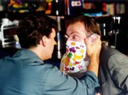 07.02) um 10:30 Uhr im Ersten. Erste Hilfe: Roland (Thomas Heinze, li.) muss praktisch werden, als sein Patient Bernhard (Herbert Knaup, re.) hyperventiliert.