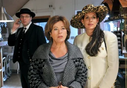 Lothar Dobisch (Stephan Grossmann), Leonore Dobisch (Rita Russek) und Greta Dobisch (Elena Uhlig, rechts) haben sich in Schale geworfen.
