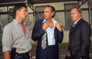 Prof. Neuenfels (Daniel Friedrich, Mi.) erz&auml;hlt den Beamten Bonhoff (Wolfgang Krewe, li.) und Kehler (Wolfgang Bathke), dass er von Dr. Jansen angegriffen wurde. Dr. Jansen ist t&ouml;dlich verungl&uuml;ckt.