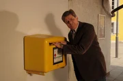 Bamberger (Horst Kummeth) versucht vergeblich an seinen Brief ranzukommen.